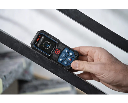 Telemetru cu laser Bosch Professional care măsoară o înclinație de 32 de grade pe o balustradă metalică.