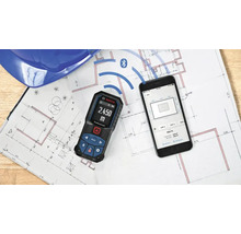 Telemetru cu laser Bosch cu conexiune Bluetooth la o aplicație pentru smartphone pe un plan de construcție.