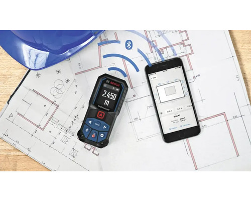 Telemetru cu laser Bosch cu conexiune Bluetooth la o aplicație pentru smartphone pe un plan de construcție.