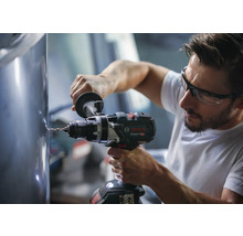 Meșter care găurește o suprafață metalică cu o mașină de găurit și înșurubat cu acumulator Bosch Professional.