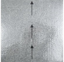 Săgeți care indică direcția de montare pe o suprafață texturată.