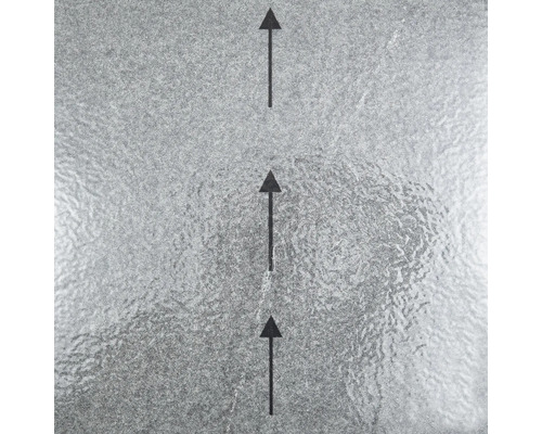 Săgeți care indică direcția de montare pe o suprafață texturată.