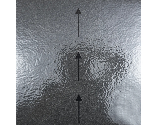 Suprafață gri structurată cu trei săgeți negre care indică direcția de montare.