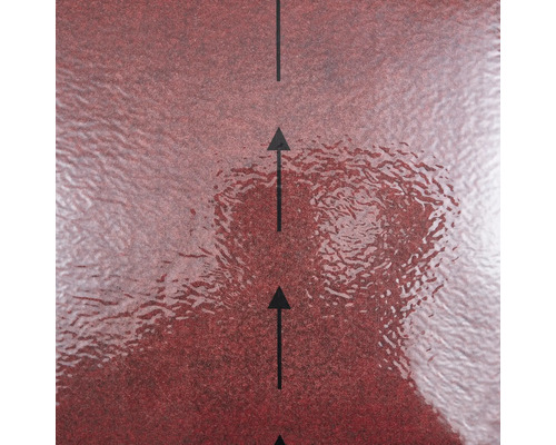 Suprafață roșie texturată a unui material de construcție cu săgeți negre care indică direcția de montare.