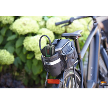 Pompă de aer comprimat Bosch EasyPump cu acumulator într-o geantă de bicicletă pe portbagaj.