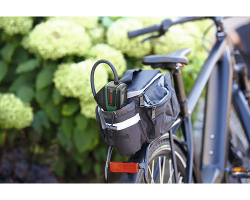 Pompă de aer comprimat Bosch EasyPump cu acumulator într-o geantă de bicicletă pe portbagaj.