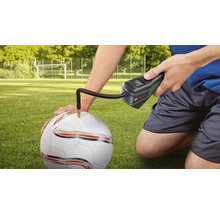 Pompă de aer cu acumulator Bosch umflând o minge de fotbal pe un teren cu iarbă.