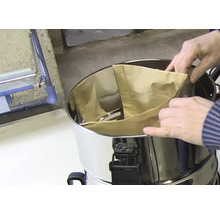 Introducerea unui sac de filtrare din hârtie în recipientul din oțel inoxidabil al unui aspirator umed-uscat.