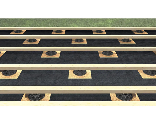 Structură suport pentru terasă cu grinzi din lemn pe ploturi reglabile deasupra unui material geotextil.