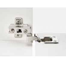 O balama cu oală din metal montată pe o placă de mobilier pentru uși de mobilă.