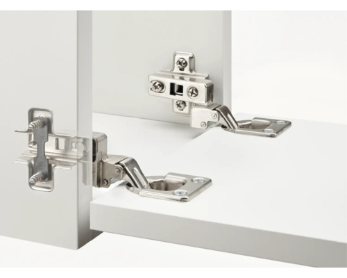 Două balamale metalice pentru montarea pe fațada unei piese de mobilier