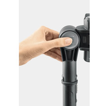 Mana apasa butonul de pe articulatia sau manerul telescopic al unui dispozitiv Kärcher