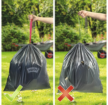 Compararea unui sac de gunoi Swirl robust cu șnur de strângere și a unui sac de gunoi de calitate inferioară cu mâner rupt în grădină.