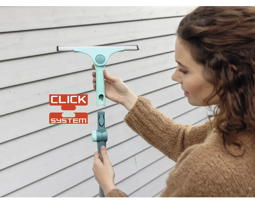 O persoană atașează o racletă pentru geamuri cu sistem de clic Leifheit la un mâner telescopic pentru curățarea ferestrelor.