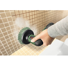 O persoană utilizează o perie de curățare electrică Bosch pentru a curăța faianța într o baie.
