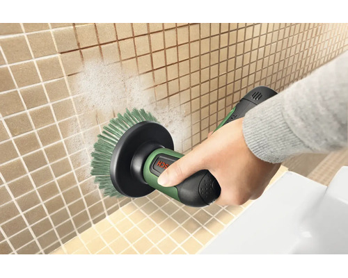 O persoană utilizează o perie de curățare electrică Bosch pentru a curăța faianța într o baie.
