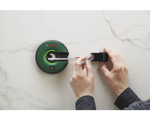 Logo Bosch. Telemetru laser Bosch cu bandă de măsurare extensibilă în utilizare.