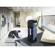 Radio de șantier Bosch pe un șantier, un muncitor în fundal.