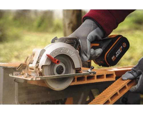 Fierăstrău Worx tăind o cărămidă