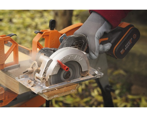 Fierăstrău circular cu acumulator taie lemn