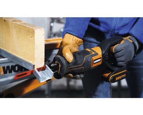 O persoană taie o scândură de lemn cu un fierăstrău sabie cu acumulator. Fierăstrăul este de la Worx.