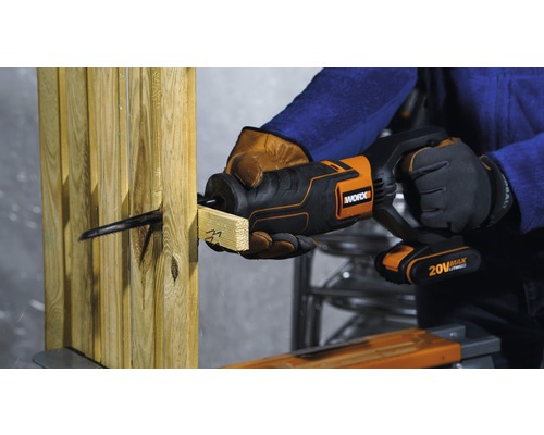 Fierăstrău sabie cu acumulator în uz la tăierea lemnului