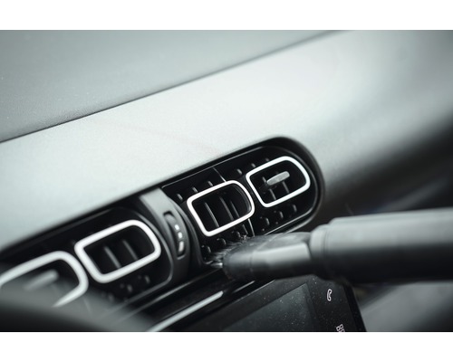 Curățarea ventilației auto cu duză de aspirator