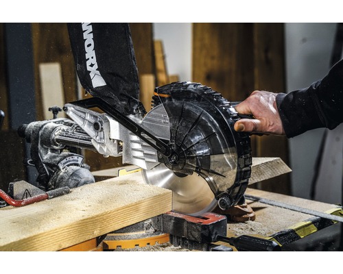 Fierăstrău electric tăind o bucată de lemn.