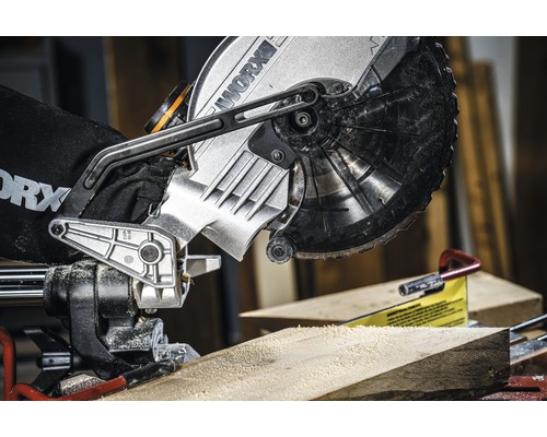 Fierăstrău circular debitând o bucată de lemn.