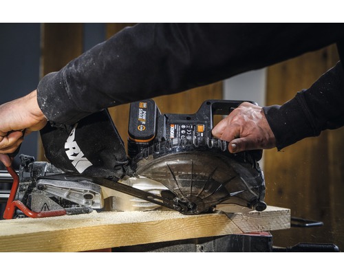 Fierăstrău circular cu acumulator tăind o bucată de lemn