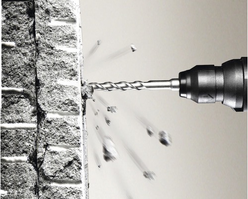 Mașină de găurit găurind un perete de piatră