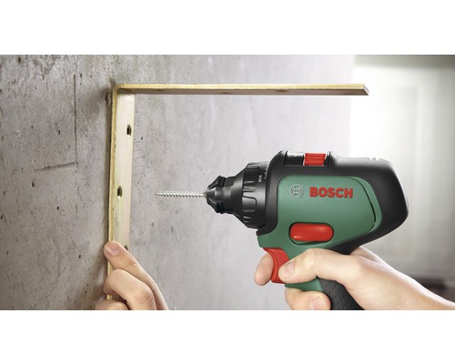 Siglă Bosch. Șurubelnița cu acumulator fixează un unghi pe un perete