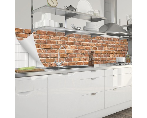 Protecție de perete pentru bucătărie cu motiv de zidărie într-o bucătărie modernă
