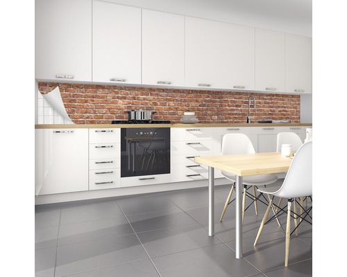 Protecție perete bucătărie cu model de cărămidă într-o bucătărie albă