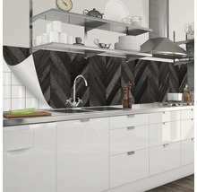 Scenă de bucătărie cu protecție împotriva stropilor cu aspect de lemn și model herringbone în spatele chiuvetei