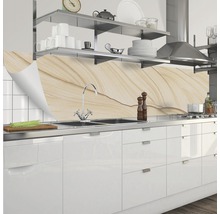 Scenă de bucătărie cu folie pentru peretele din spate al bucătăriei cu aspect de piatră, chiuvetă și ustensile de bucătărie