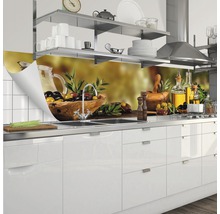 Protecție perete bucătărie cu motiv cu măsline într-o bucătărie modernă