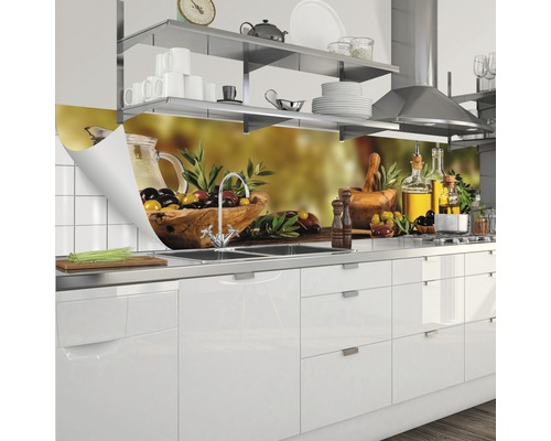 Protecție perete bucătărie cu motiv cu măsline într-o bucătărie modernă