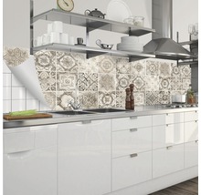 Scenă de bucătărie cu autocolante de faianță autoadezive în stil vintage ca protecție de perete