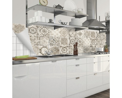 Scenă de bucătărie cu autocolante de faianță autoadezive în stil vintage ca protecție de perete