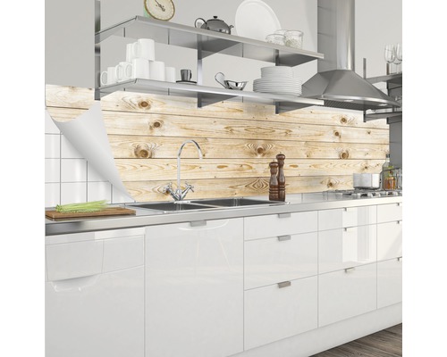 Protecție de perete pentru bucătărie cu aspect de lemn în spatele unei chiuvete într-o bucătărie luminoasă