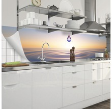 Panou de protecție pentru bucătărie cu motiv de apă într-o bucătărie modernă