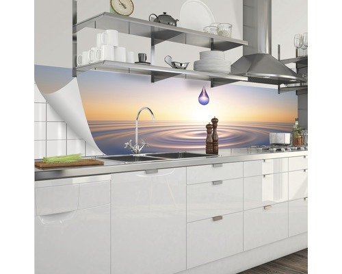 Panou de protecție pentru bucătărie cu motiv de apă într-o bucătărie modernă