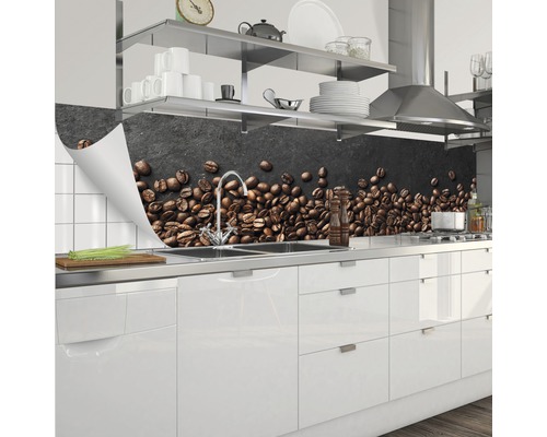 Protecție perete bucătărie cu motiv boabe de cafea într-o bucătărie modernă
