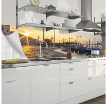 Protecție de perete pentru bucătărie cu motiv Veneția în spatele unei chiuvete de bucătărie