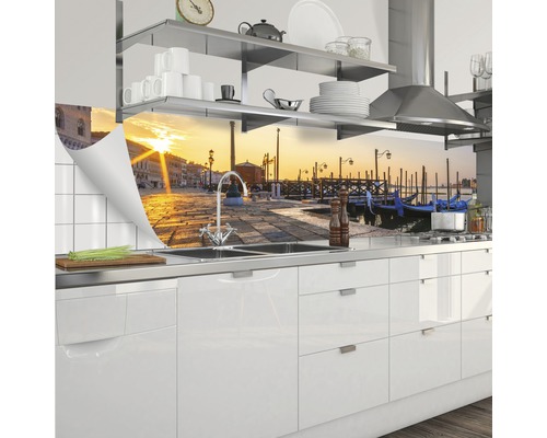 Protecție de perete pentru bucătărie cu motiv Veneția în spatele unei chiuvete de bucătărie