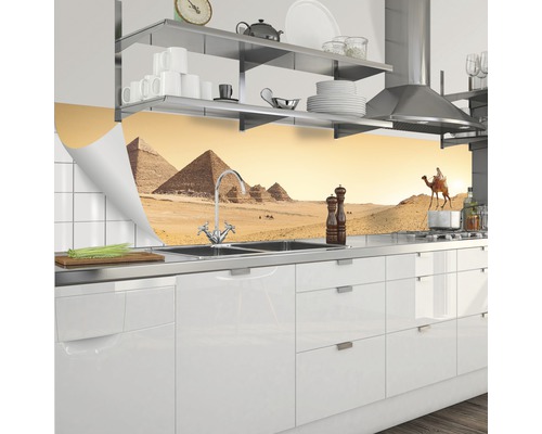 Protecție perete bucătărie cu motiv piramidal într-o bucătărie modernă