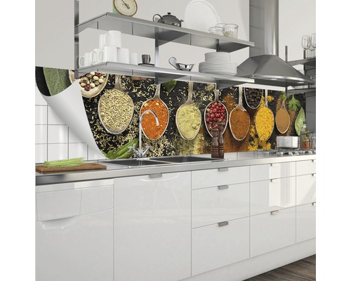 Protecție perete bucătărie cu motive de condimente în linguri într-o bucătărie modernă