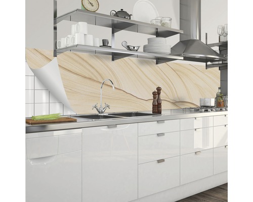 Scenă de bucătărie cu chiuvetă, robinet și protecție de perete cu model de piatră