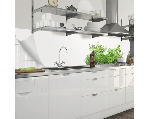 Scenă de bucătărie cu chiuvetă, robinet, rafturi și ustensile de bucătărie